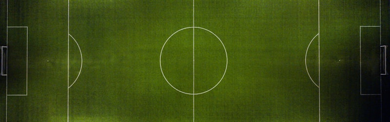 内马尔受伤倒地，巴西队医紧急处理